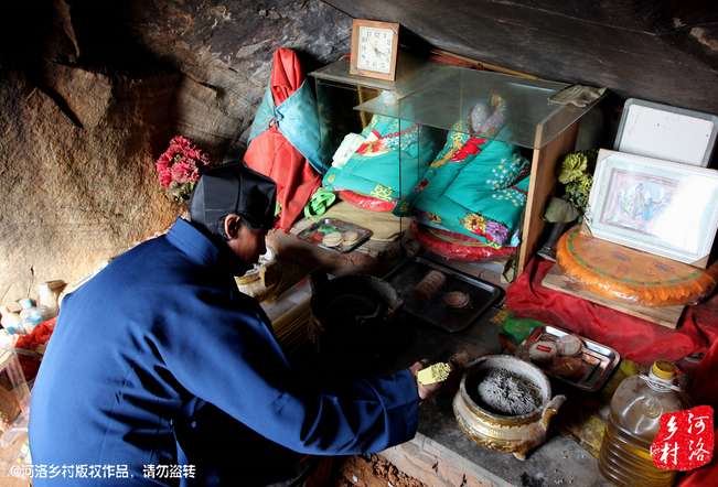 山上很少見到陌生人，所有的出家人也都有自己的生活。誦經(jīng)焚香，成了老崔的日常。