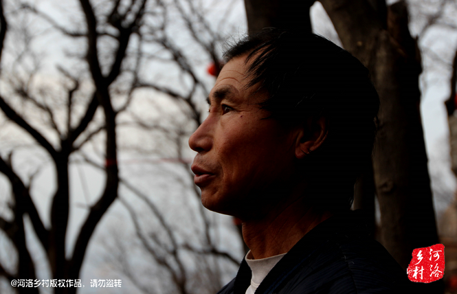 不過(guò)老崔對(duì)鄰居卻有著十分的不屑，平日里他們的生活，主要是自己種植的蔬菜和野菜，偶爾有山下香客的供奉。而鄰居卻經(jīng)常揀一些驢友丟棄的物品，飲料瓶，塑料紙，或者其它的物品。