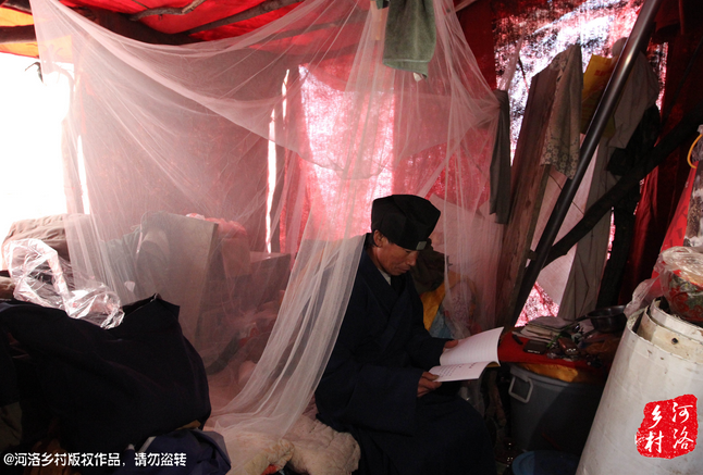 鄰居因?yàn)榱獯?，弄壞了他幾根肋骨，他要求鄰居一萬(wàn)塊錢賠償，經(jīng)有關(guān)部門協(xié)調(diào)，最終以八千塊錢了結(jié)。老崔理直氣壯的說(shuō)：這不是對(duì)我的賠償，這是褻瀆女媧娘娘的懲罰。