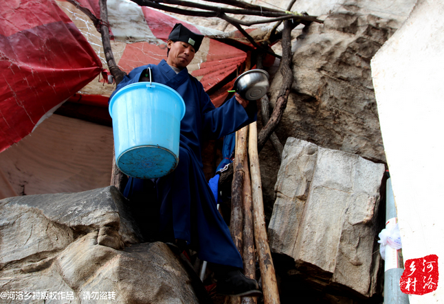 老崔居住的地方?jīng)]有通電，有了手機(jī)之后，就多了一項(xiàng)差事，隔天需要下山找地方給手機(jī)充電。一年多來(lái)，經(jīng)常上山下山，加上誦經(jīng)燒香，老崔的身體硬朗了很多，山路上行走，甚至比途經(jīng)的驢友更加迅速。