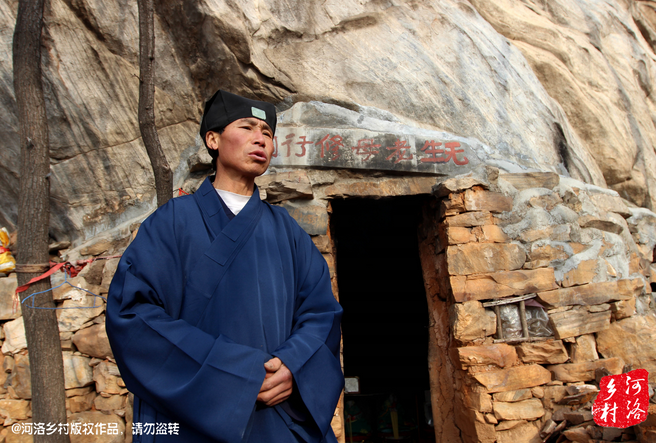 在這個(gè)山洞住多久，他沒有時(shí)間表，他說(shuō)要看自己的內(nèi)心，修行夠了就離開，如果需要繼續(xù)修行，就從這里“安老病死