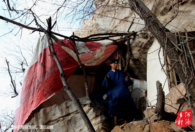 那個(gè)打斷老崔肋骨的道友搬走了，此刻半山腰只剩下老崔一個(gè)人，除了山下的香客，也只有偶爾登山的驢友路過(guò)。老崔一副面帶微笑的慈祥模樣，也贏得香客好感，有山下香客邀請(qǐng)他春節(jié)下山過(guò)年，老崔有些糾結(jié)，對(duì)于香客的邀請(qǐng)，是去還是不去呢？