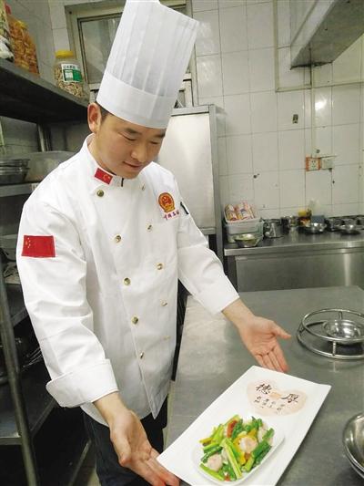 南陽(yáng)一高校出倆“網(wǎng)紅” 保安出手寫(xiě)書(shū)法大家驚呆