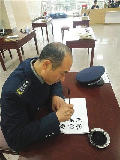 南陽(yáng)一高校出倆“網(wǎng)紅” 保安出手寫(xiě)書(shū)法大家驚呆