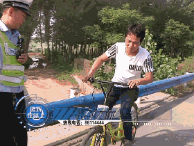 哥倆高速上騎自行車(chē)逆行找澡堂 稱被導(dǎo)航導(dǎo)上來(lái)的