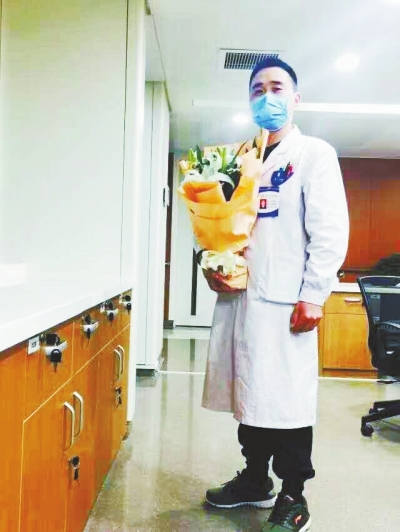 王運(yùn)明時(shí)常收到患者送來的花束，談起救人，他說都是身為醫(yī)生應(yīng)該做的。