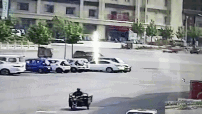 然而，這起看似簡單的交通事故，接下來發(fā)生的事兒，卻讓人感到驚奇。