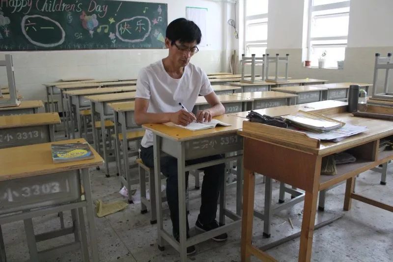 高考考點設(shè)在小學(xué)網(wǎng)友擔(dān)心桌椅矮 教體局回應(yīng)