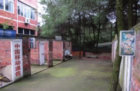 緊挨鐵山坪基地，有一條“迷你”街道，雖然簡(jiǎn)陋，但尚未拆去的店鋪名稱(chēng)顯出了曾經(jīng)的“繁華”。組圖/記者倪志剛