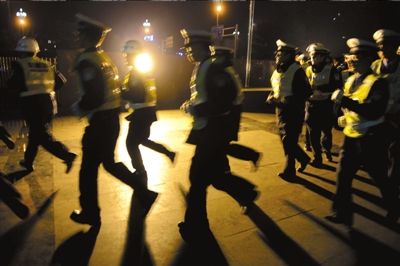 ▲涼山警方連夜出擊打拐。本報(bào)記者歐陽(yáng)曉菲攝