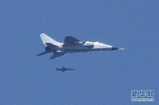 資料圖：中國(guó)飛豹戰(zhàn)機(jī)發(fā)射導(dǎo)彈，精確打擊海上目標(biāo)。