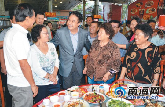 1月1日，省委書記、省人大常委會(huì)主任羅保銘在三亞調(diào)研。圖為在三亞春園海鮮大排檔，羅保銘來到用餐的游客中間，了解他們?cè)谌齺喌穆糜胃惺?，并認(rèn)真聽取大家的意見和建議。本報(bào)記者 王凱 攝