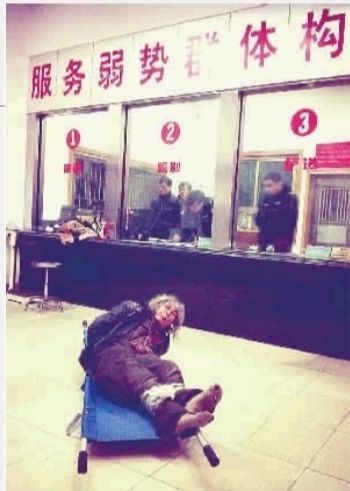 1月7日23點50分，長沙市救助管理站大廳，一名老年流浪者躺在擔架上，無助地看著記者。