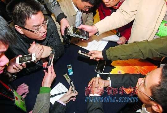 咨詢問(wèn)政會(huì)上，記者的錄音設(shè)備遍布臺(tái)面。南都記者 馮宙鋒 攝