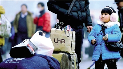 昨天上午，一名隨家長回老家的小女孩在等候進(jìn)站。