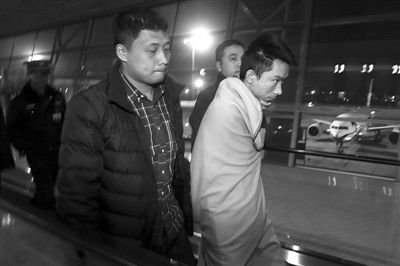 昨日，首都機(jī)場(chǎng)，跨國綁架勒索團(tuán)伙首犯中國籍男子奚某被押解回國。新京報(bào)記者 尹亞飛 攝