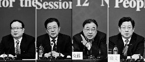 昨天，國(guó)務(wù)院深化醫(yī)藥衛(wèi)生體制改革領(lǐng)導(dǎo)小組辦公室負(fù)責(zé)人王保安、孫志剛、馬曉偉、胡曉義（從左至右）就“醫(yī)藥衛(wèi)生體制改革”有關(guān)問題回答記者提問。記者王鵬/攝