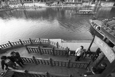 16日，湖南省長沙市，連日來，鳳凰景區(qū)游客稀少，商戶收入減少。