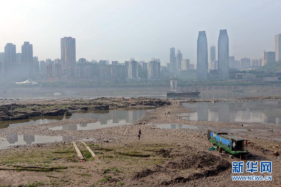 長(zhǎng)江重慶段水域大片江灘裸露(5月4日攝)。