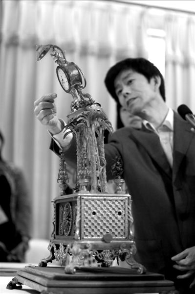 昨天，故宮文物修復(fù)專家向記者介紹“人打鐘”的損壞情況。圖/CFP