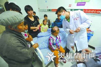 醫(yī)生為小麗作檢查。