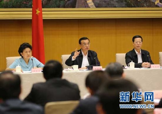 　5月13日，國務(wù)院召開全國電視電話會(huì)議，動(dòng)員部署國務(wù)院機(jī)構(gòu)職能轉(zhuǎn)變工作。中共中央政治局常委、國務(wù)院總理李克強(qiáng)發(fā)表講話。 新華社記者劉衛(wèi)兵 攝