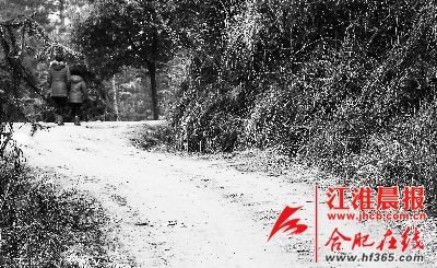 2月21日，媽媽帶著小雪離開了村子。 晨報記者 高博 攝