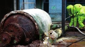 5月19日，中鹽湖南株洲化工集團(tuán)有限公司廠區(qū)，消防戰(zhàn)士穿著重型防化服對泄漏點(diǎn)及周圍進(jìn)行處置。圖/讀者高先生