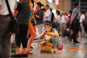 5月26日，武廣高鐵長沙南站，因?yàn)楦哞F設(shè)備故障，滯留了大量旅客。圖/記者李坤