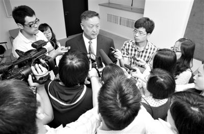 6月5日，商務(wù)部新聞辦公室召開“中歐光伏產(chǎn)品貿(mào)易摩擦”專題發(fā)布會(huì)。發(fā)布會(huì)結(jié)束后，中國(guó)機(jī)電產(chǎn)品進(jìn)出口商會(huì)會(huì)長(zhǎng)張鈺晶接受記者采訪。新京報(bào)記者