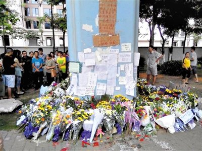 　昨日，廈門(mén)市民在BRT的橋墩下放上鮮花悼念逝者。新京報(bào)記者 郭鐵流 攝