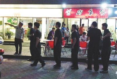 6月13日晚10點，朝陽區(qū)國美第一城附近，一名城管隊員帶領(lǐng)一隊協(xié)管例行巡查街邊大排檔。新京報記者 尹亞飛 攝