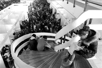 2月23日，北京春節(jié)后首場(chǎng)大型招聘會(huì)在老國(guó)展舉行。（資料圖片）京華時(shí)報(bào)記者張斌攝