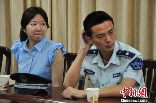 圖為參與“體驗式執(zhí)法”的兩名城管隊員?！埱邸z