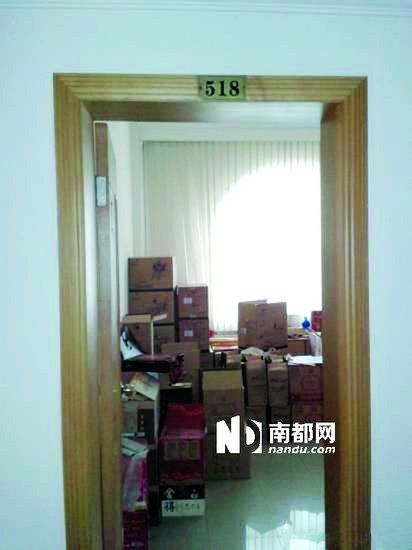 　江蘇靖江市工商局餐廳倉(cāng)庫(kù)里被爆堆滿了高檔酒。