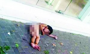 大熱天，小女孩赤身躺在馬路上