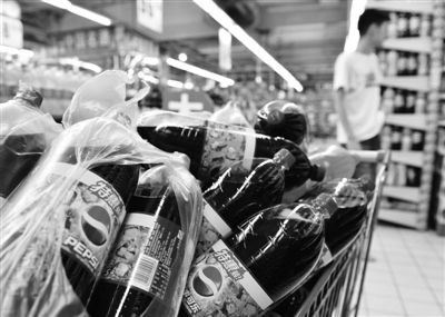 昨日，浙江省杭州市，在一家超市里拍攝到的百事可樂(lè)。近日，百事可樂(lè)再次遭遇“致癌風(fēng)波”。圖/CFP