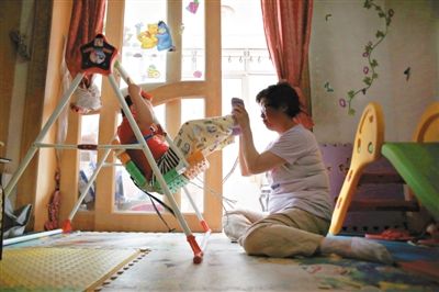 6月14日，未婚媽媽于軍的家里，她正在陪女兒悅悅玩耍。悅悅4歲了，因?yàn)闆]有爸爸的信息而始終上不了戶口。