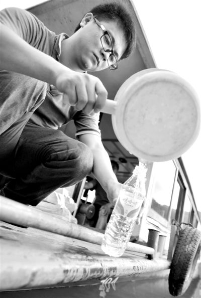 昨日，合面獅段水域，工作人員在取水檢測(cè)。據(jù)新華社