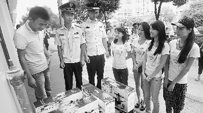 “美女執(zhí)法”。