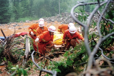 昨日，消防隊(duì)員在四川省都江堰市中興鎮(zhèn)三溪村滑坡現(xiàn)場(chǎng)運(yùn)送遇難者遺體。新華社記者 薛玉斌 攝