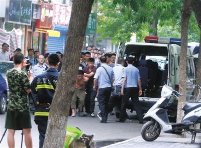 女童安全獲救后，嫌疑人被制服并由民警押出餐館。新華社發(fā)