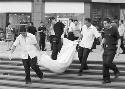 昨日,朝陽區(qū)青年路大悅城東側(cè),一男子持刀行兇致兩人死亡。經(jīng)初步審查,嫌疑人自稱孝某(男,27歲,山東省沂水縣人),有精神病。目前,北京警方正聯(lián)系兩名受害人的親友。新華社發(fā)