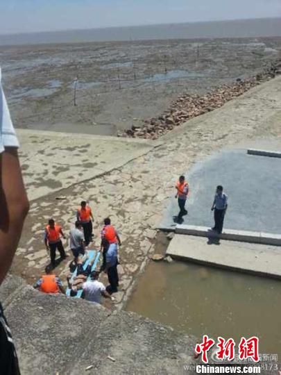 圖為網(wǎng)友@龍眼看新聞提供的溺水事故救援現(xiàn)場。 網(wǎng)友@龍眼看新聞 攝