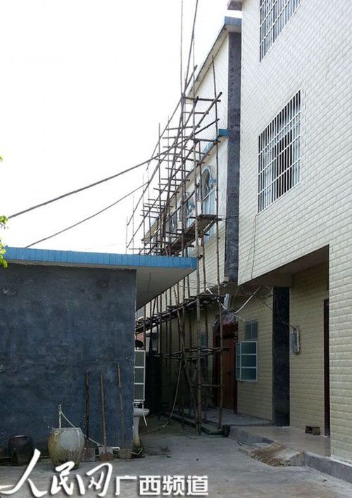 何某某的家門緊鎖，23日晚家人連夜搬家，現(xiàn)在去向不明