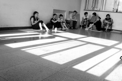 女童的家屬在醫(yī)院走廊中等待。京華時(shí)報(bào)記者趙思衡攝