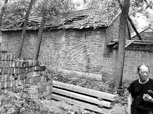 嫌疑人父母時常外出反映問題，家里的房子已破爛不堪。