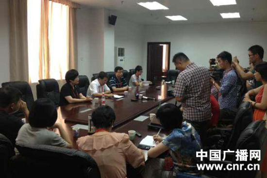 試卷原件展示前向媒體說明情況，并要求媒體不能拍照或攝像