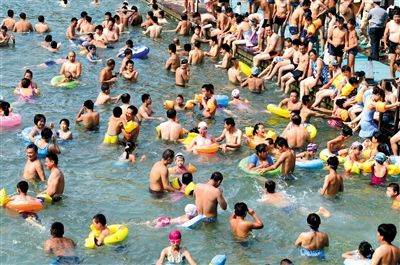 昨日，濟(jì)南市最高氣溫超過37℃，位于市區(qū)黑虎泉畔的泉水浴場免費(fèi)開放。
