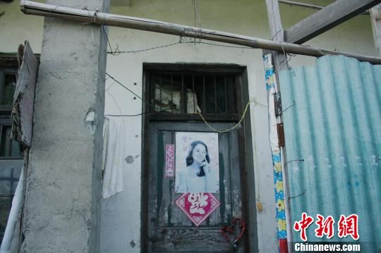 圖為嫌犯租住的民房，當(dāng)天受害人即攀在門上的窗口對外呼救。 吳佳蔚 攝